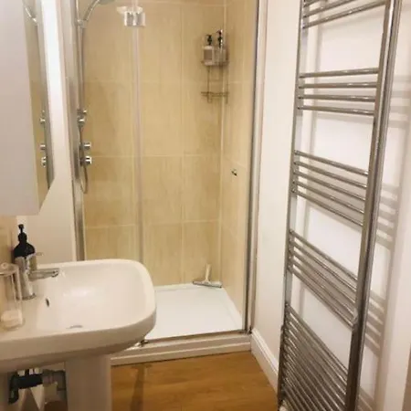 2 Double Bedroom Large Modern Self Contained Apartment Free Parking Camberley Exterior foto