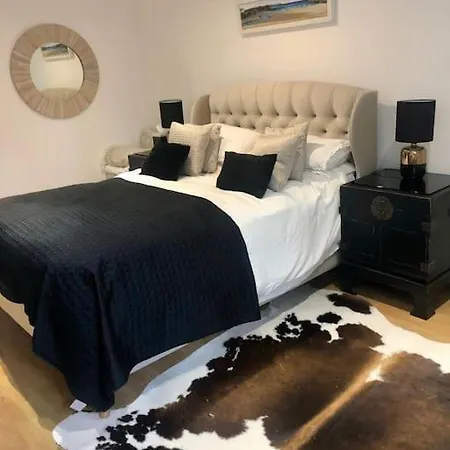 2 Double Bedroom Large Modern Self Contained Apartment Free Parking Camberley Exterior foto