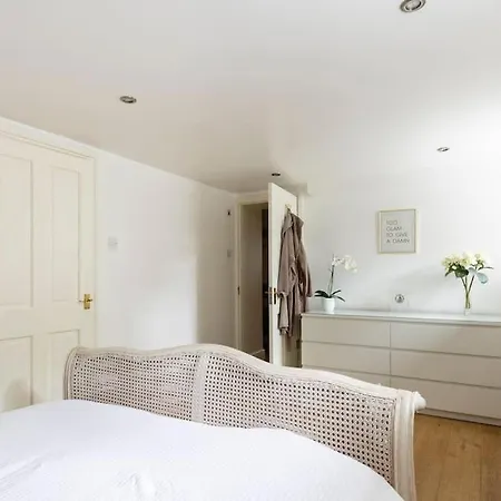 2 Double Bedroom Large Modern Self Contained Apartment Free Parking Camberley Exterior foto