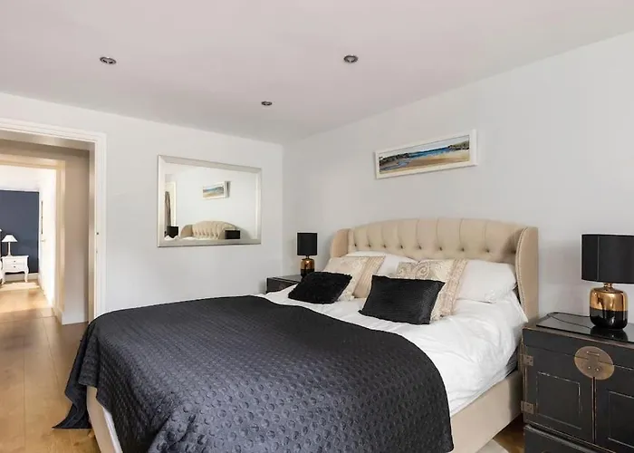 2 Double Bedroom Large Modern Self Contained Apartment Free Parking