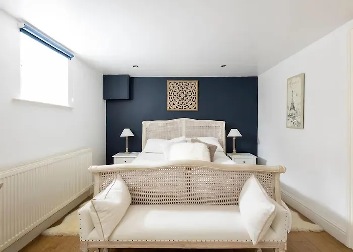 2 Double Bedroom Large Modern Self Contained Apartment Free Parking