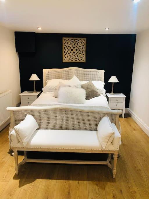 Apartment 2 Double Bedroom Large Modern Self Contained Free Parking *