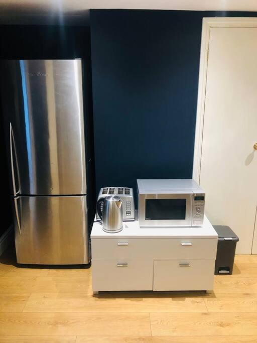 2 Double Bedroom Large Modern Self Contained Free Parking Apartment Camberley