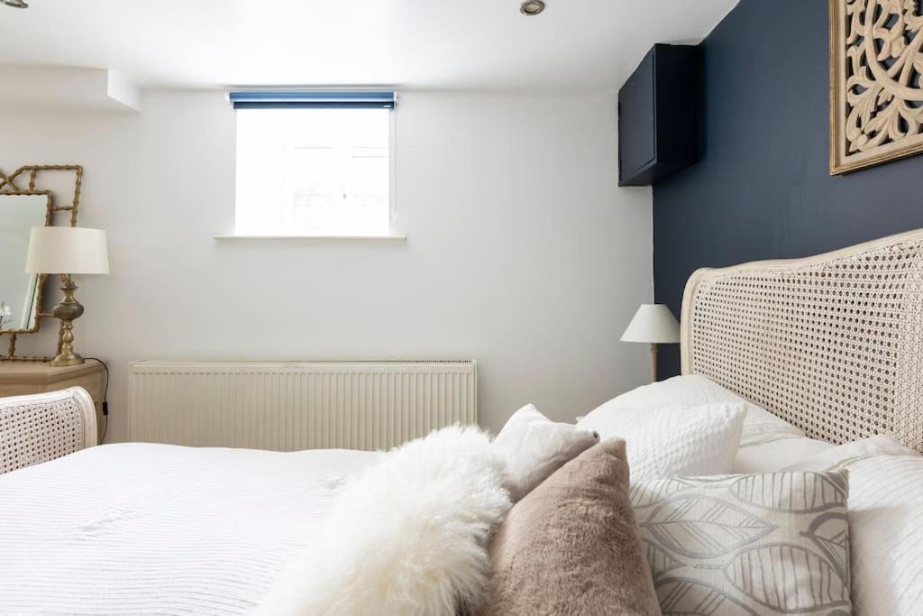 2 Double Bedroom Large Modern Self Contained Free Parking Apartment *