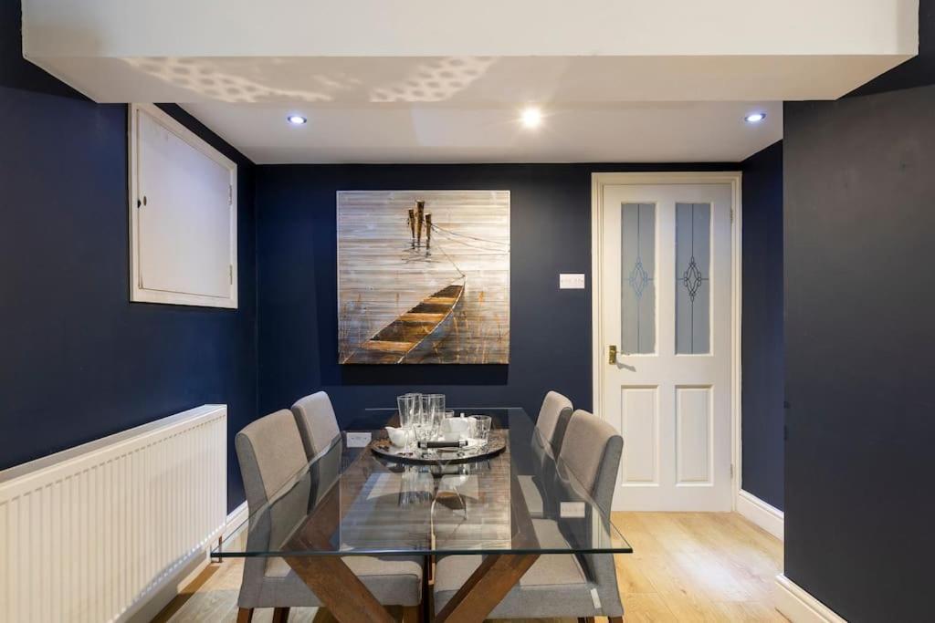2 Double Bedroom Large Modern Self Contained Free Parking Apartment Camberley