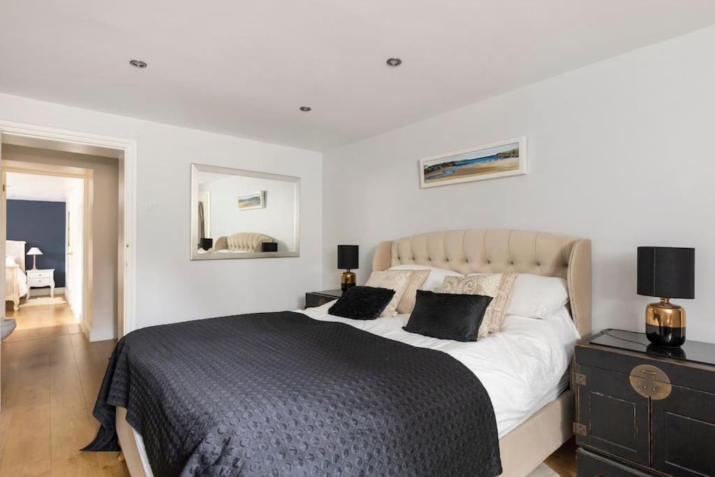 Apartment 2 Double Bedroom Large Modern Self Contained Free Parking *