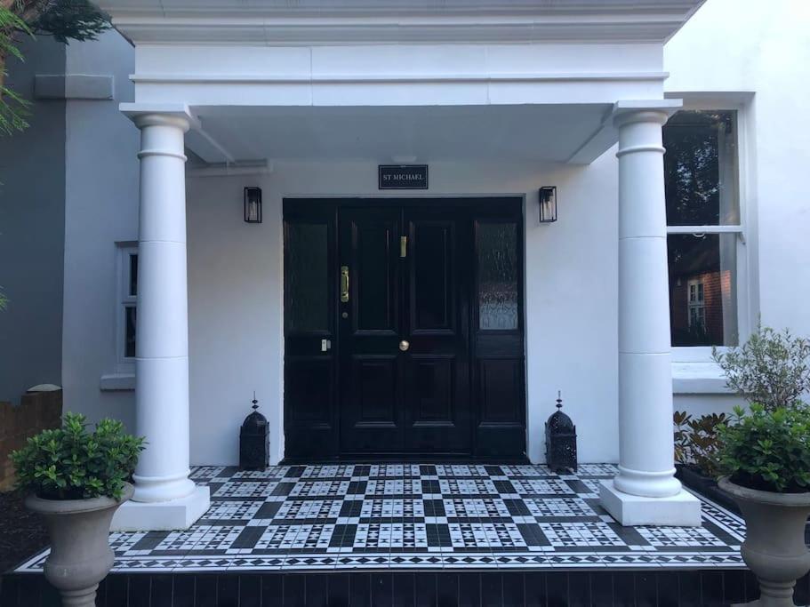 2 Double Bedroom Large Modern Self Contained Free Parking *