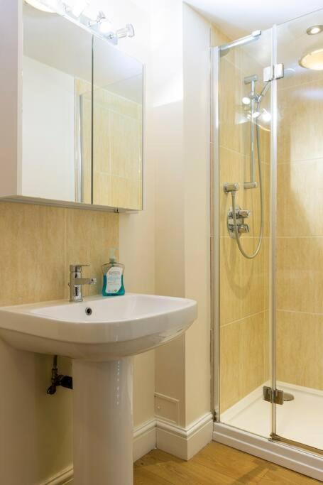 Apartment 2 Double Bedroom Large Modern Self Contained Free Parking