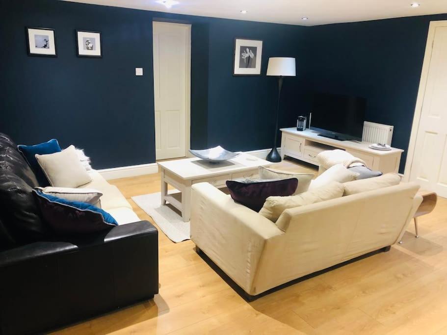 2 Double Bedroom Large Modern Self Contained Free Parking Apartment *