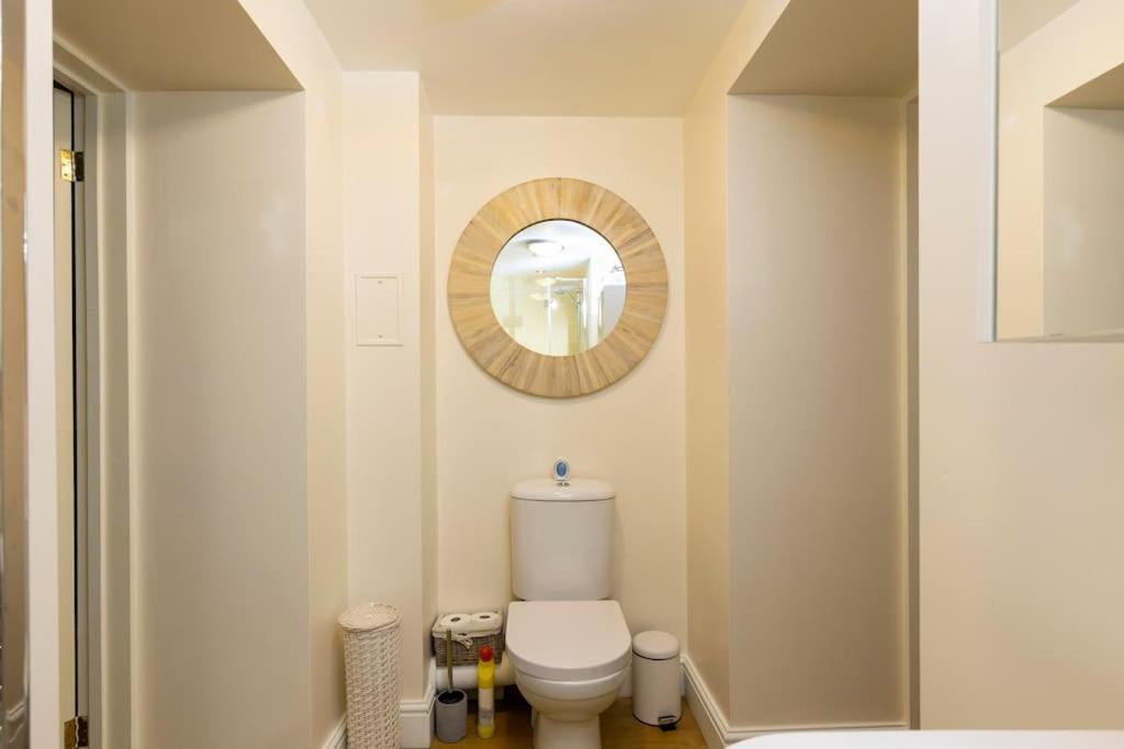 2 Double Bedroom Large Modern Self Contained Free Parking * Camberley