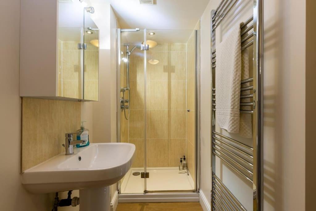 Apartment 2 Double Bedroom Large Modern Self Contained Free Parking *