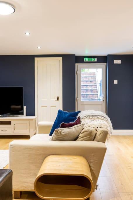 Apartment 2 Double Bedroom Large Modern Self Contained Free Parking