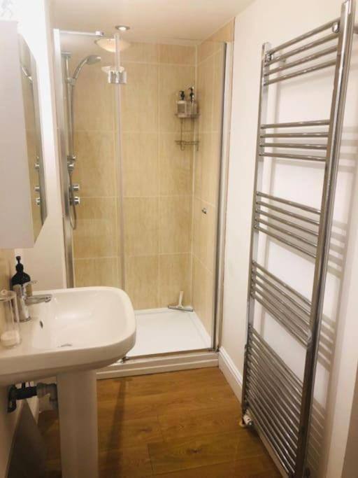 2 Double Bedroom Large Modern Self Contained Free Parking Apartment *