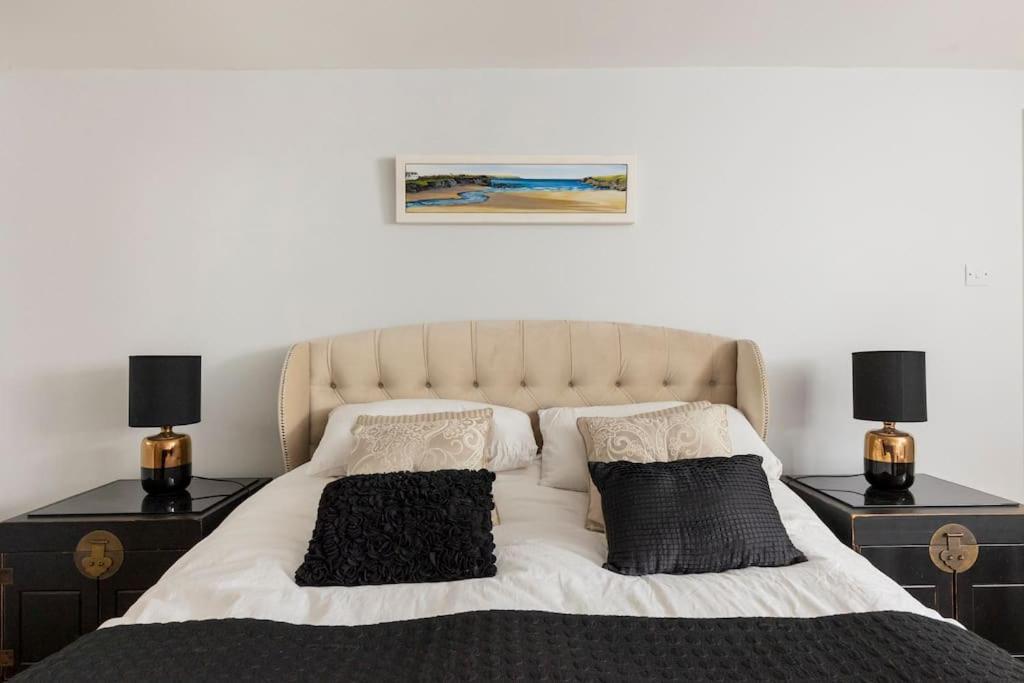 2 Double Bedroom Large Modern Self Contained Free Parking Camberley