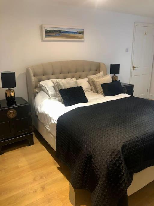 Apartment 2 Double Bedroom Large Modern Self Contained Free Parking *