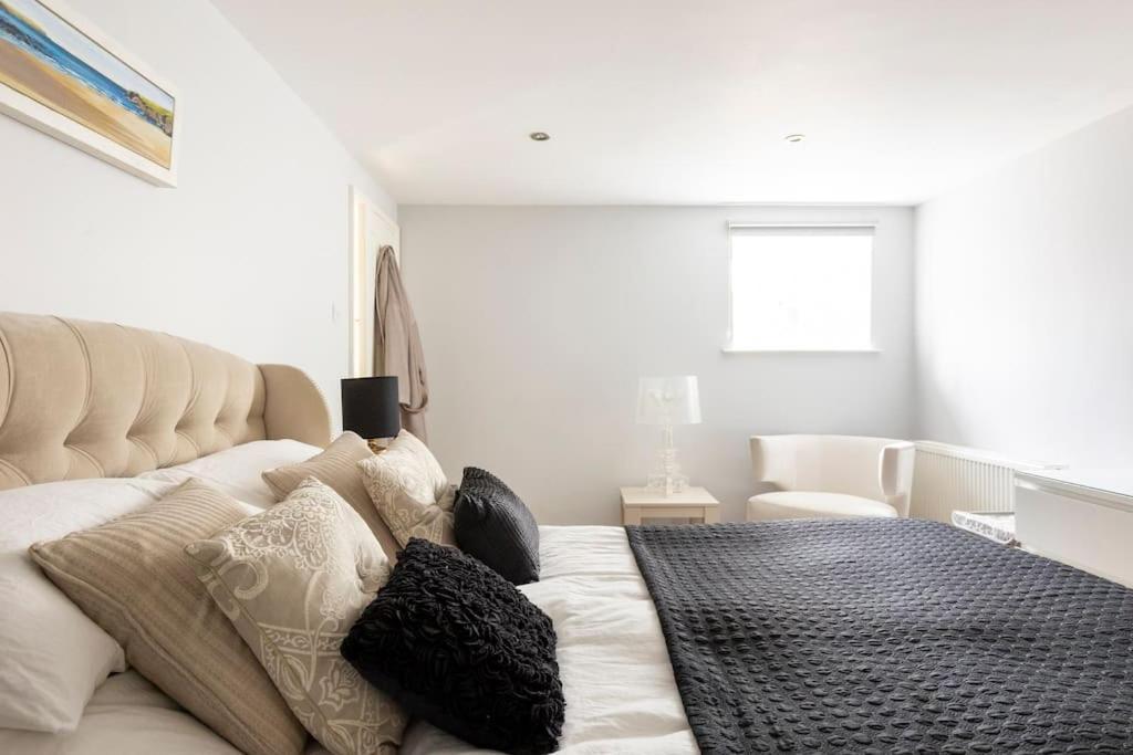 2 Double Bedroom Large Modern Self Contained Free Parking Apartment Camberley