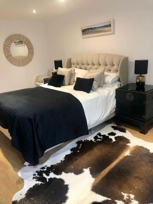 2 Double Bedroom Large Modern Self Contained Free Parking Apartment