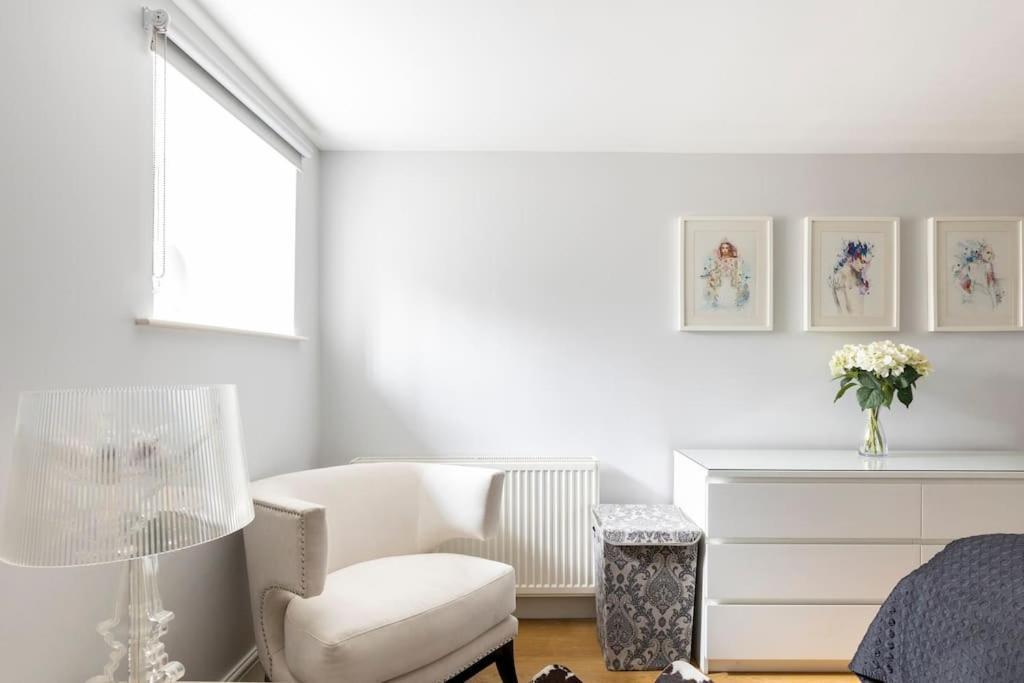 Apartment 2 Double Bedroom Large Modern Self Contained Free Parking *