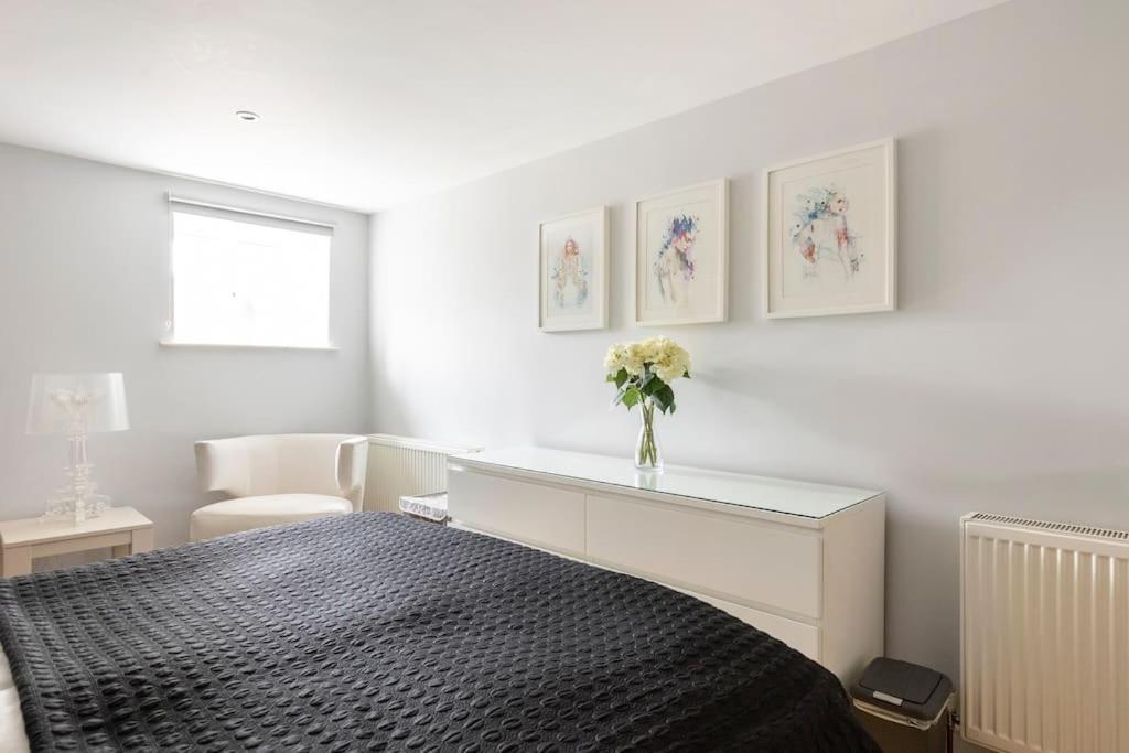 2 Double Bedroom Large Modern Self Contained Free Parking